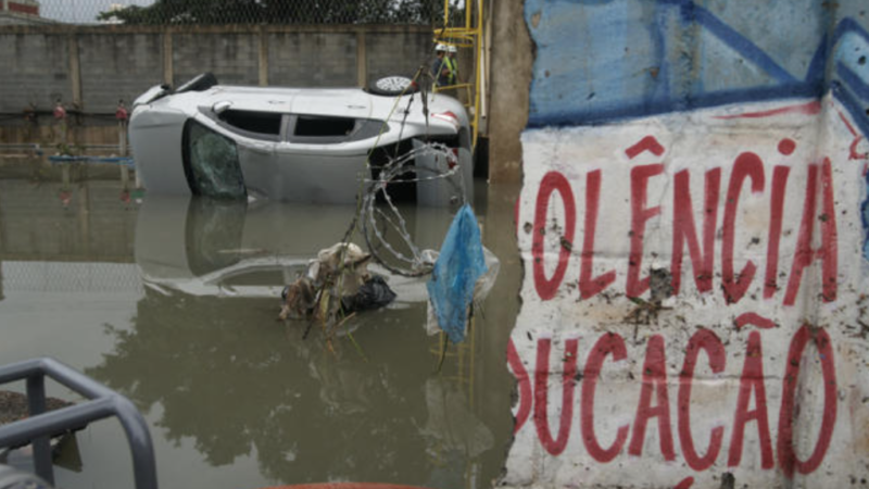 Forte chuva alaga ruas e deixa 7 mortos no Rio