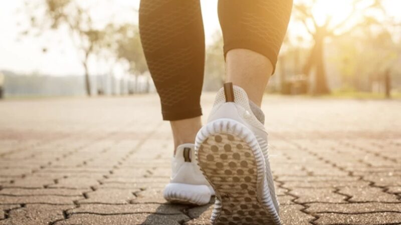 Caminhar ao ar livre por 10 minutos ajuda a parar de fumar, diz estudo