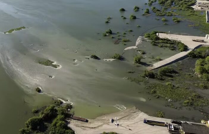 Cratera aberta por colapso de mina em Maceió comporta volume de água de 11 piscinas olímpicas