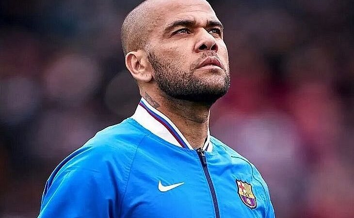 Daniel Alves recebeu R$ 800 mil da família de Neymar para pagar redução de pena, diz site
