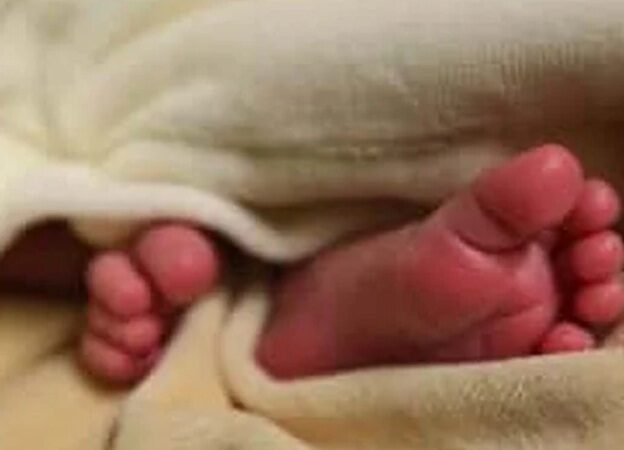 Bebê negociada dentro de hospital fica com a mãe, decide Justiça