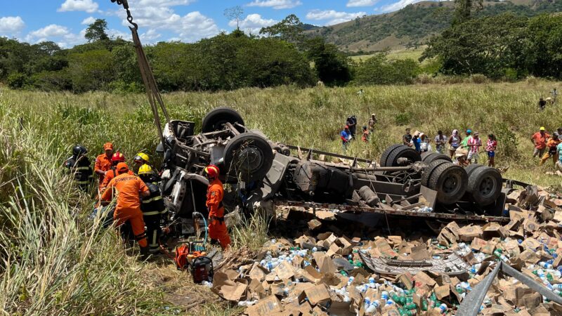 Passageiro morre após tombamento de caminhão; pai e filho sobreviveram