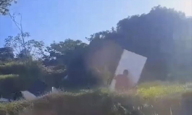 Carreta com placas solares tomba e carga é saqueada na BR-101