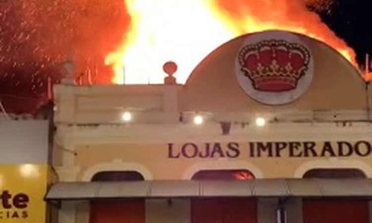 Incêndio de grandes proporções atinge Lojas Imperador, no centro