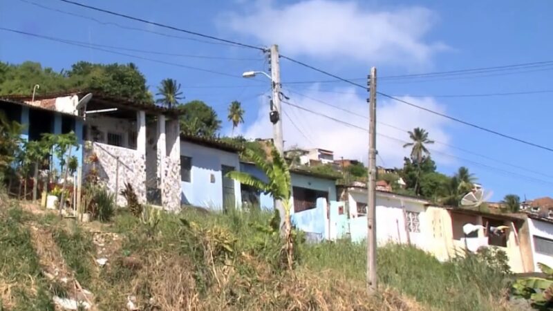 Moradores de bairro vizinho de onde mina afundou em Maceió dizem que indenização de R$ 12.500 é ‘murro na cara’