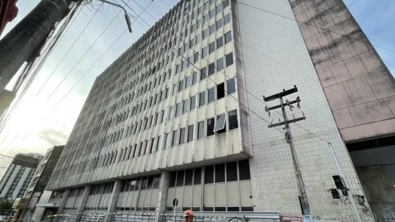 Janela do antigo Produban cai sobre carro no centro de Maceió