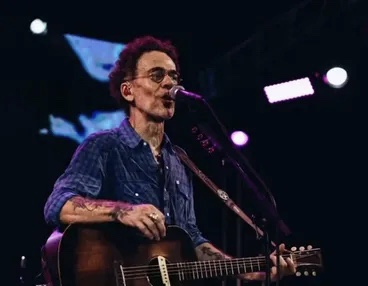 Vereador pede suspensão de cachê de Nando Reis após episódio polêmico