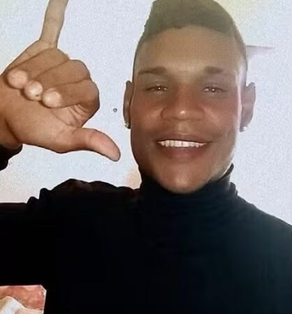 Jovem tenta ver corpo de irmão morto, mas é agredido por PM com tapa no rosto: ‘Despreparo’