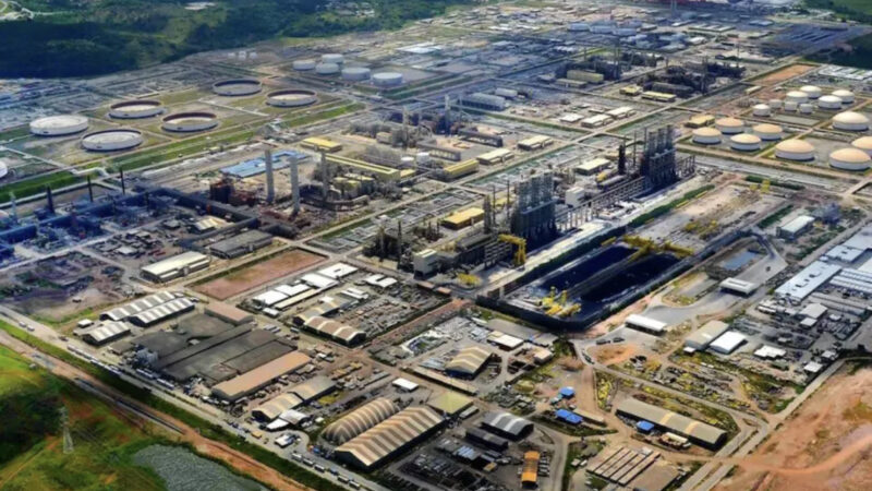 Explosão na refinaria Abreu e Lima deixa quatro feridos