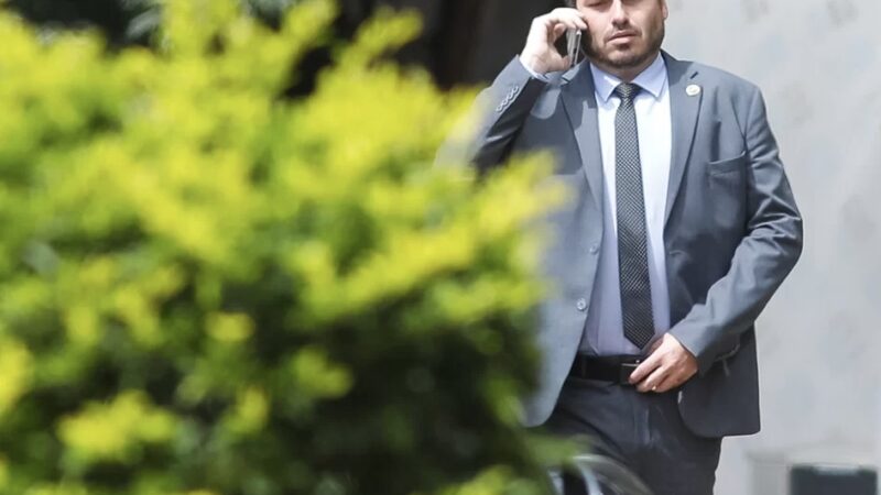 PF apreende celular de Carlos e 3 computadores em casa de Bolsonaro