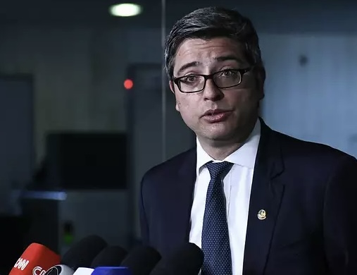 Oposição demora a reagir, mas se vê vítima de perseguição