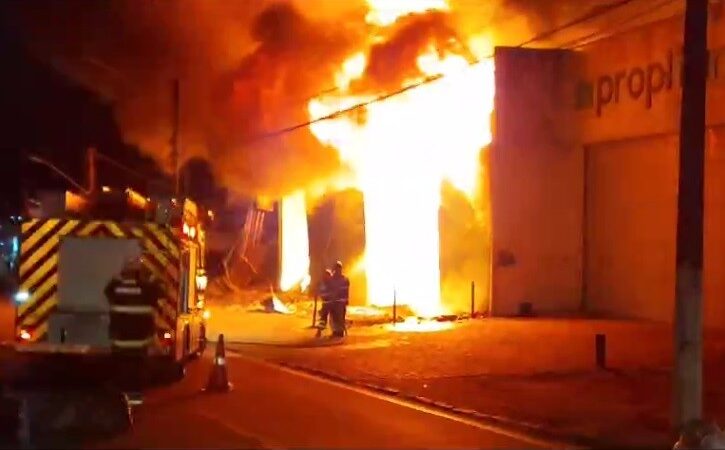 Incêndio de grandes proporções atinge loja de madeira no Barro Duro