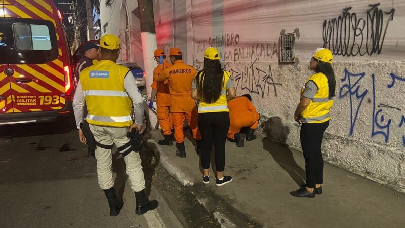 Mulher é levada a hospital psiquiátrico após tirar roupa no Centro