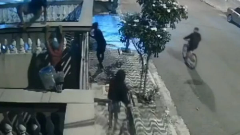 adolescentes invadem condomínio e furtam motos na Praia Grande