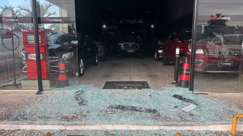 Criminoso invade loja e rouba carro de R$ 600 mil em Maceió