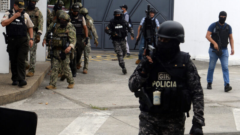 Dia de terror provoca pânico e deixa ruas desertas no Equador