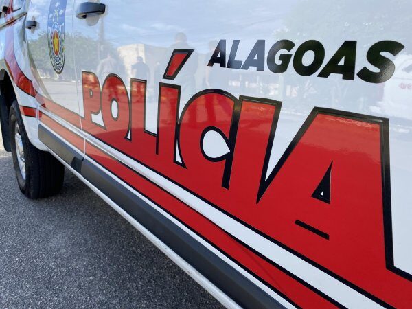 Homem é flagrado com drogas e familiares jogam pedras em PMs para evitar prisão