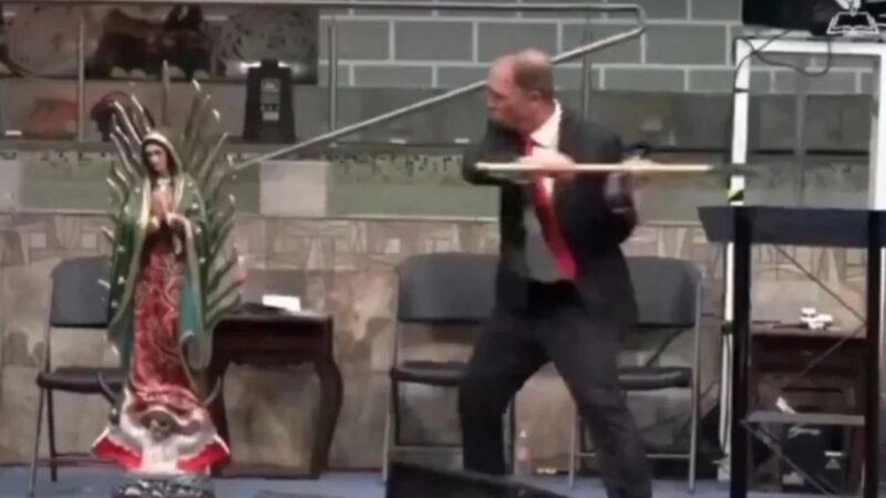 Pastor evangélico destrói a machadadas imagem católica