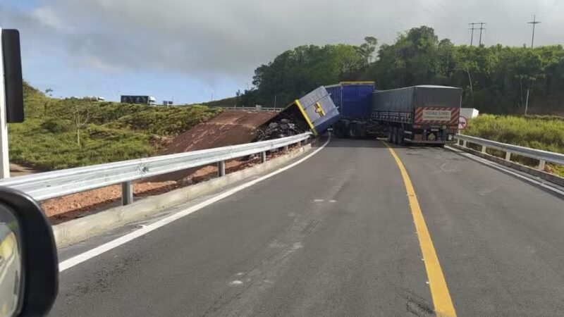 Acidente entre caminhões bloqueia trecho da BR-101, em São Miguel dos Campos, que foi liberado na sexta