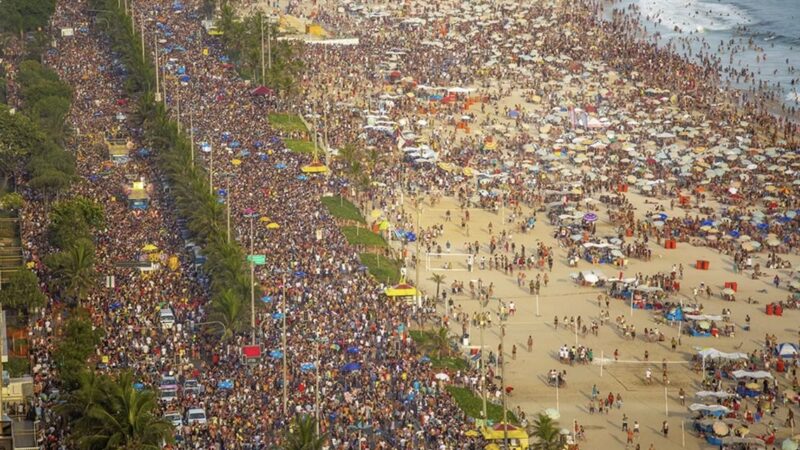 RJ tem sensação térmica de 52,5°C e foliões tentam escapar de calor