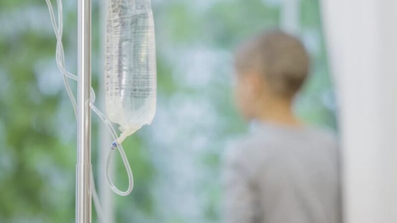 Menino de 13 anos é primeira criança curada de câncer raro e agressivo