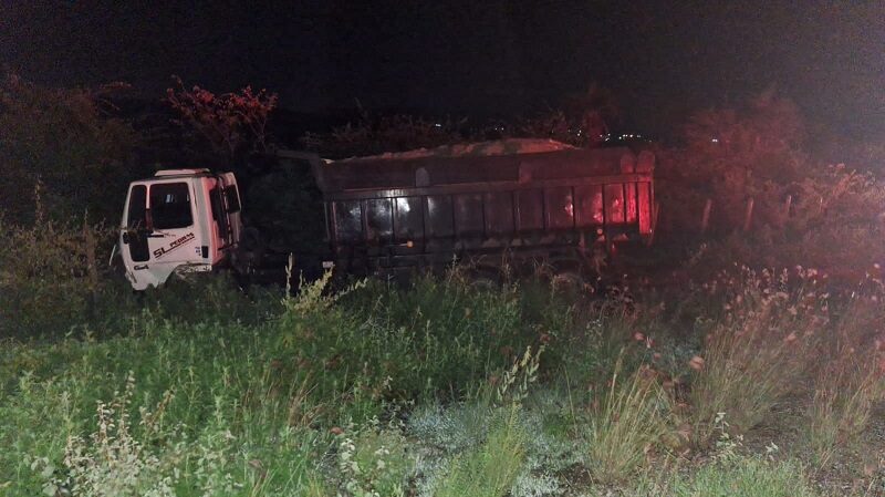 Acidente entre carro e caminhão mata condutor e passageira na AL-220