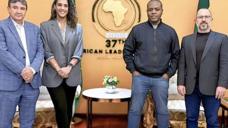 Homem tem surto, tenta abrir porta e morre em voo de ministros de Lula