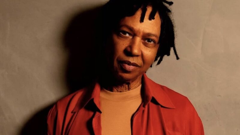 Equipe atualiza estado de saúde do cantor Djavan