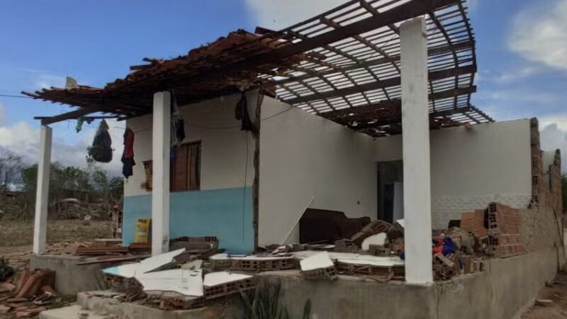 Tornado em Estrela de Alagoas atingiu 17 casas; famílias foram abrigadas por parentes