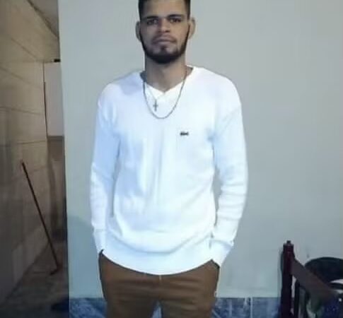 Mãe de alagoano preso há quase 1 ano em Paris por tráfico de drogas faz apelo para filho ser julgado no Brasil: ‘Tragam ele de volta’