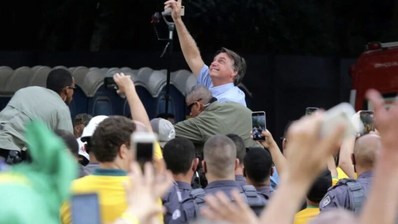 Bolsonaro volta à Paulista sob cerco do STF para exibir apoio de massa