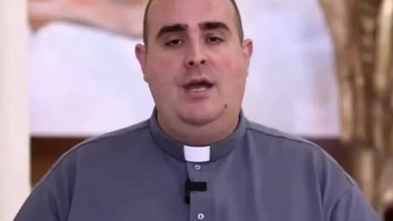 Padre recebe cálice com veneno em missa após fazer críticas à máfia