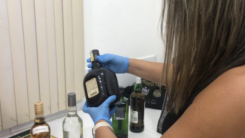 Peritas criminais da Polícia Criminal alertam para os riscos de consumo de bebida falsificada