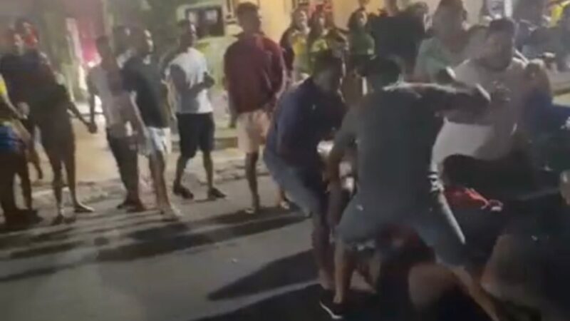 Socos e pontapés: mulheres rolam na brita antes de passagem de bloco em Palmeira dos Índios