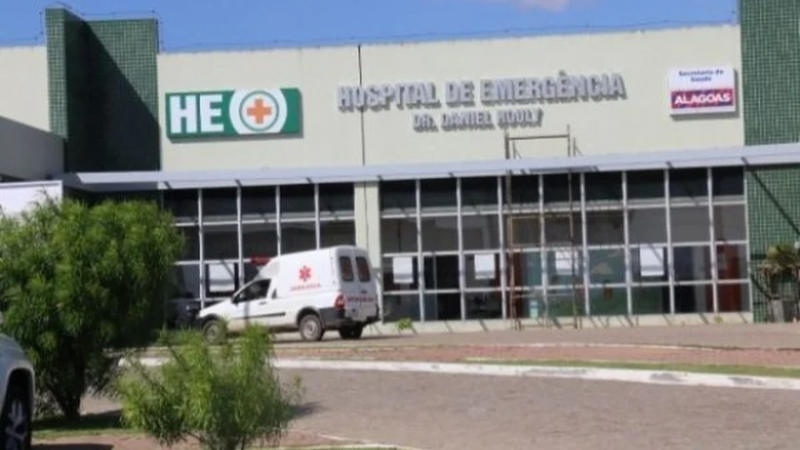 Jovem de 19 anos sofre ataque a tiros ao lado na namorada em lago