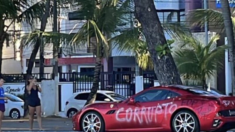 Ferrari abandonada e vandalizada na orla gera especulações nas redes sociais