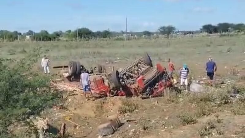 Caminhoneiro morre após grave acidente na Serra das Espias, na AL-115