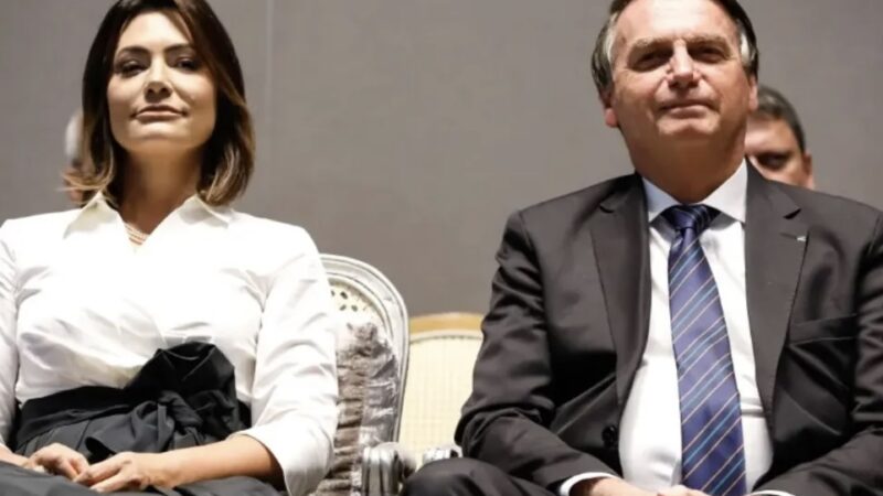 Bolsonaro e Michele desembarcam em Alagoas para eventos do PL