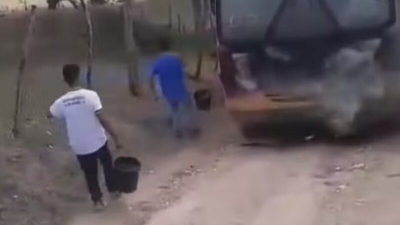 Ônibus escolar pega fogo em São José da Tapera, AL, e alunos tentam apagar chamas com baldes d’água