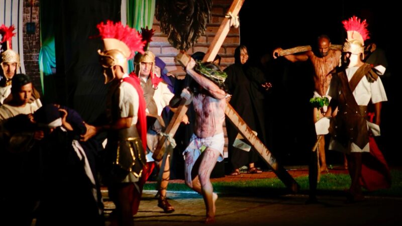 Centenas de fiéis sobem a serra para prestigiar a primeira noite do espetáculo Jesus, Rei dos Judeus