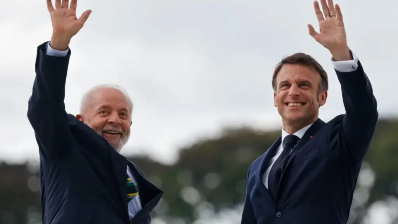 Lula concede Ordem Nacional do Cruzeiro do Sul a Emmanuel Macron