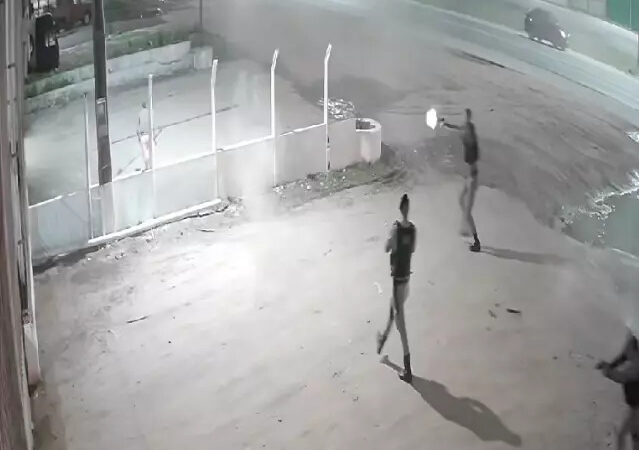 Questionamentos surgem após vídeos mostrarem suspeito sendo baleado pelas costas em ação policial