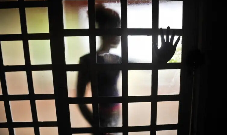 Preso acusado de ameaçar com faca e estuprar filha em Arapiraca