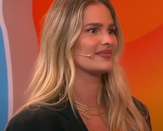 Dona Déa presenteia Yasmin Brunet com livro sobre racismo durante programa de TV