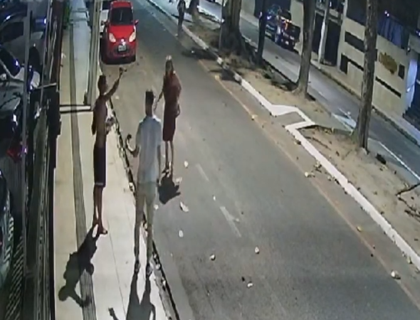 Casal é assaltado na Ponta Verde: câmera de segurança registra o momento