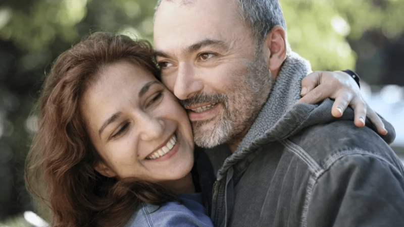 Os 4 motivos que levam mulheres a preferirem homens mais velhos no amor