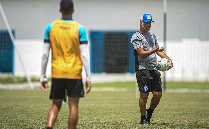 Cristian Souza relaciona 22 jogadores para duelo com o Murici