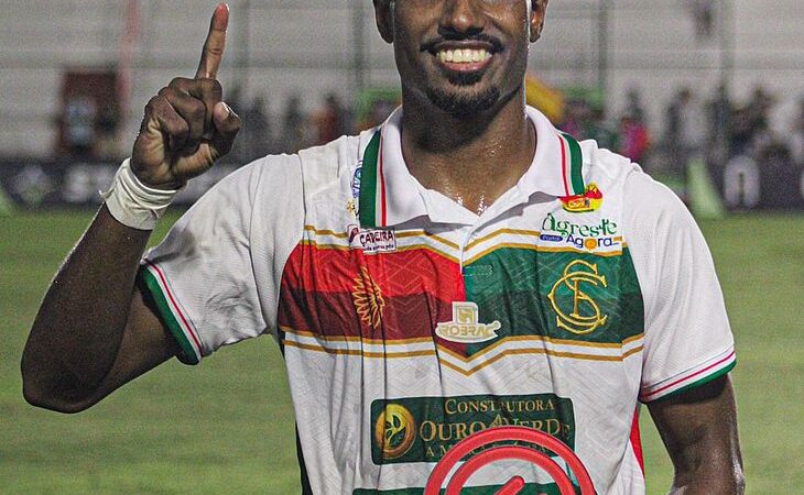 Atacante Érico Júnior celebra momento e projeta duelo contra o ASA