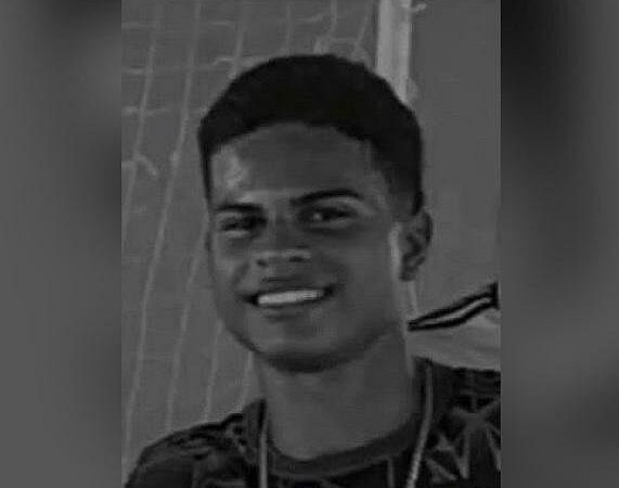 ‘Sonhava em ser jogador’, diz mãe de adolecente morto em escola
