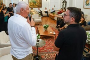 Paulo Dantas e autoridades assistem ao documentário de Lula